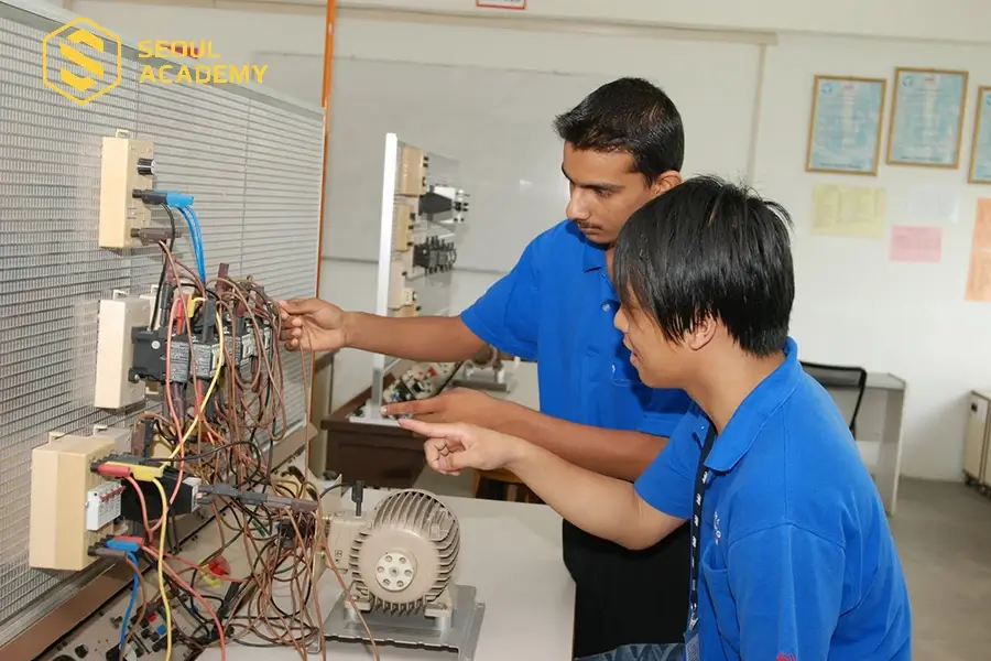 Khóa học nghề điện tử thường mất từ 3 - 6 tháng để hoàn thành