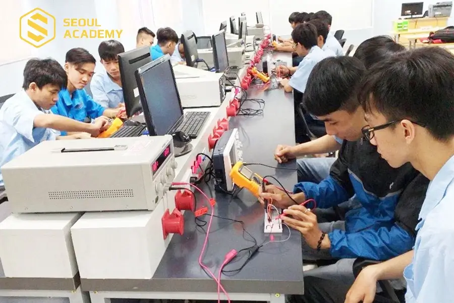 Đội ngũ giảng viên tại TCN Kỹ thuật Công nghệ Hùng Vương tận tình