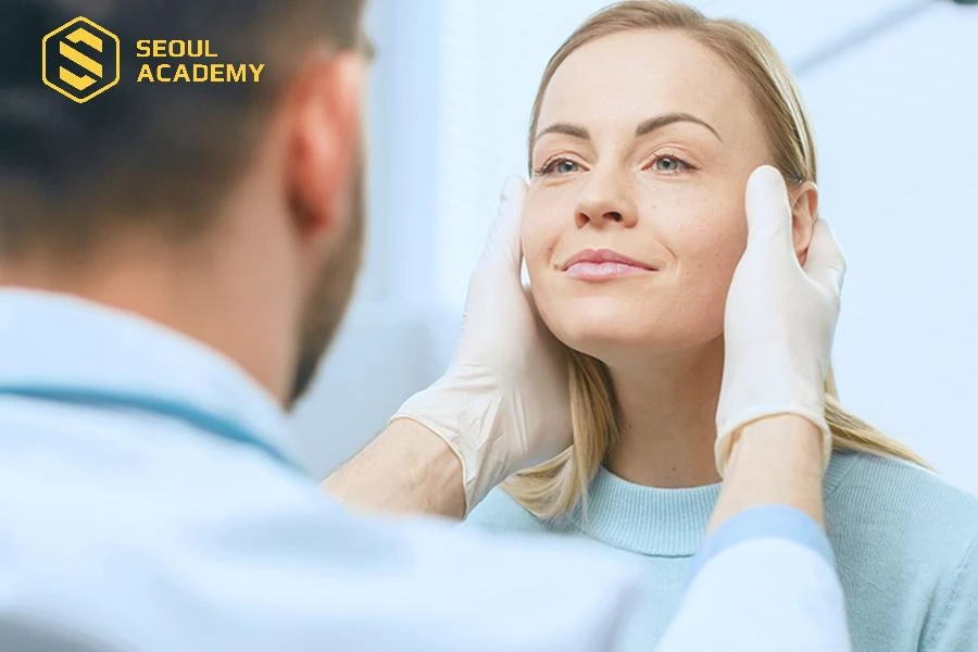 Các bác sĩ tiến hành kiểm tra vùng rãnh cười cho khách hàng