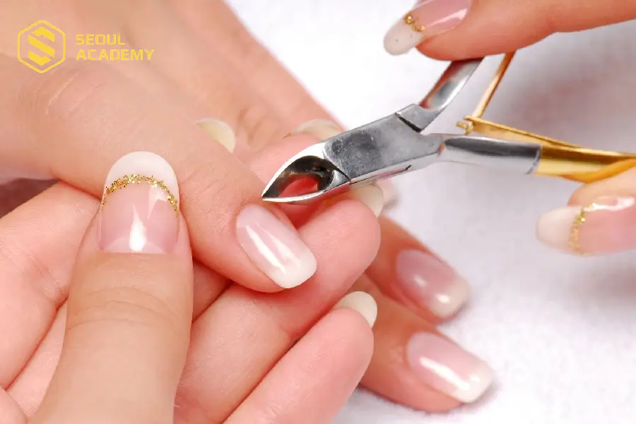 Làm sạch và cắt da thừa trên móng sẽ giúp lớp sơn đẹp hơn