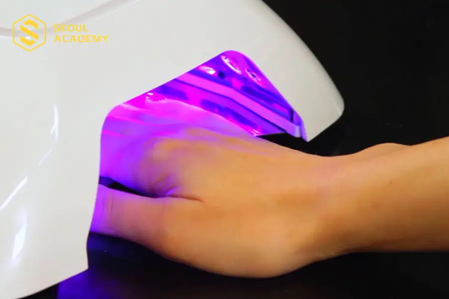 Sau khi sơn top, móng tay cần được hơ đền 2 lần