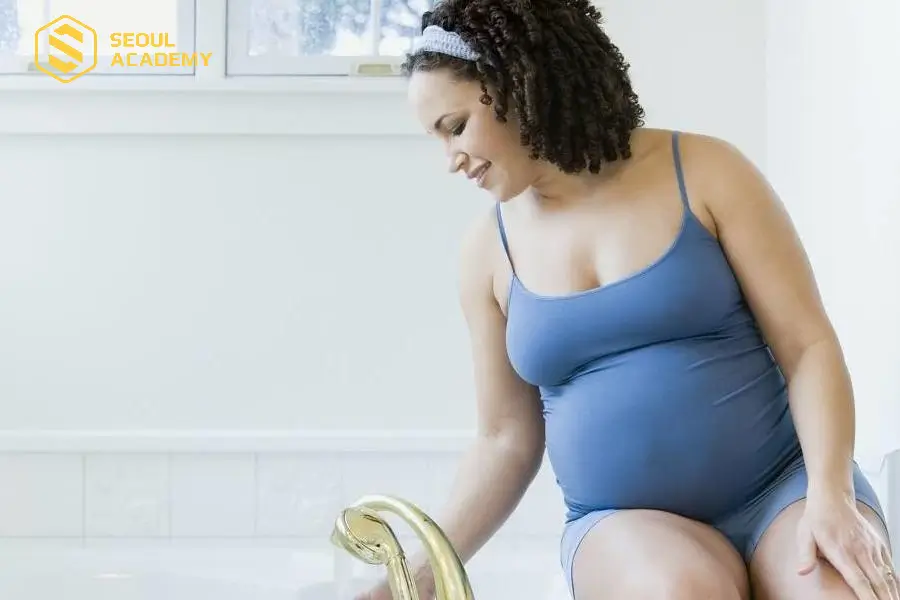 Bạn cần tắm rửa kỹ càng sau khi làm việc để loại bỏ hóa chất
