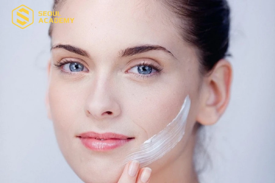 Chú ý dưỡng da trước khi trang điểm để có lớp nền mỏng nhẹ, tự nhiên