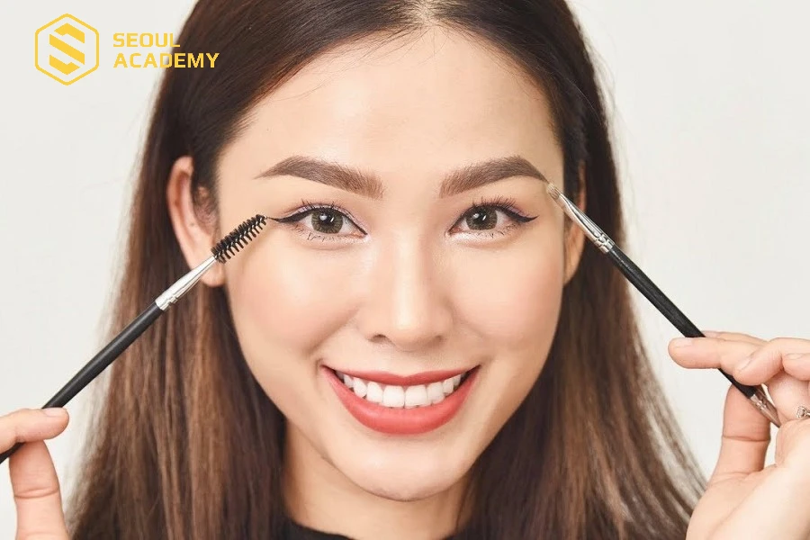 Trang điểm mắt và chân mày tự nhiên phù hợp với tone hồng đào