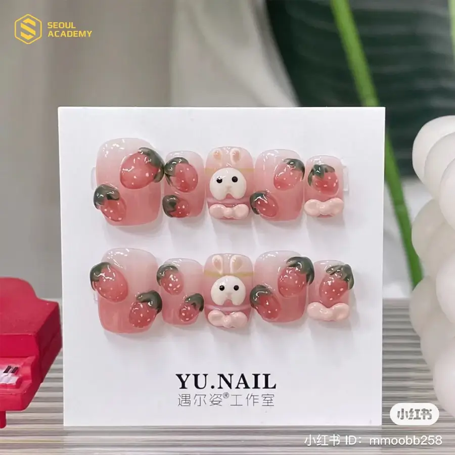 Nail dâu tây kết hợp cùng thỏ trắng