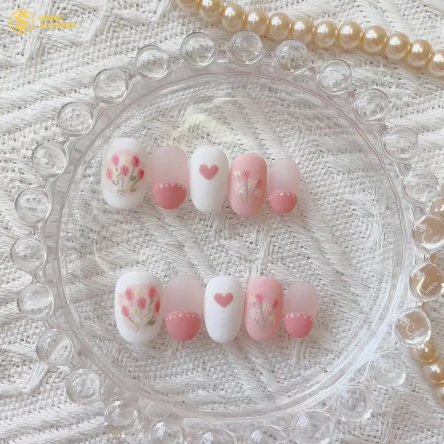 Mẫu nail hoa với màu sắc nhẹ nhàng