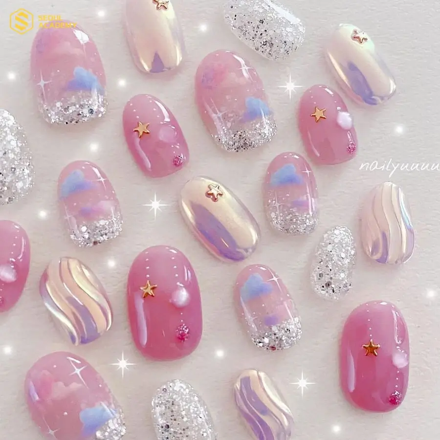 Bộ nail màu hồng pha kim tuyến luôn khiến các bé thích thú