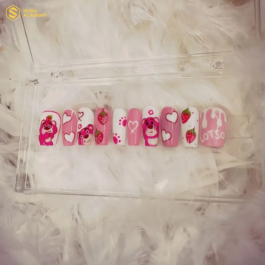 Họa tiết gấu hồng được biến tấu thành những mẫu nail khác nhau