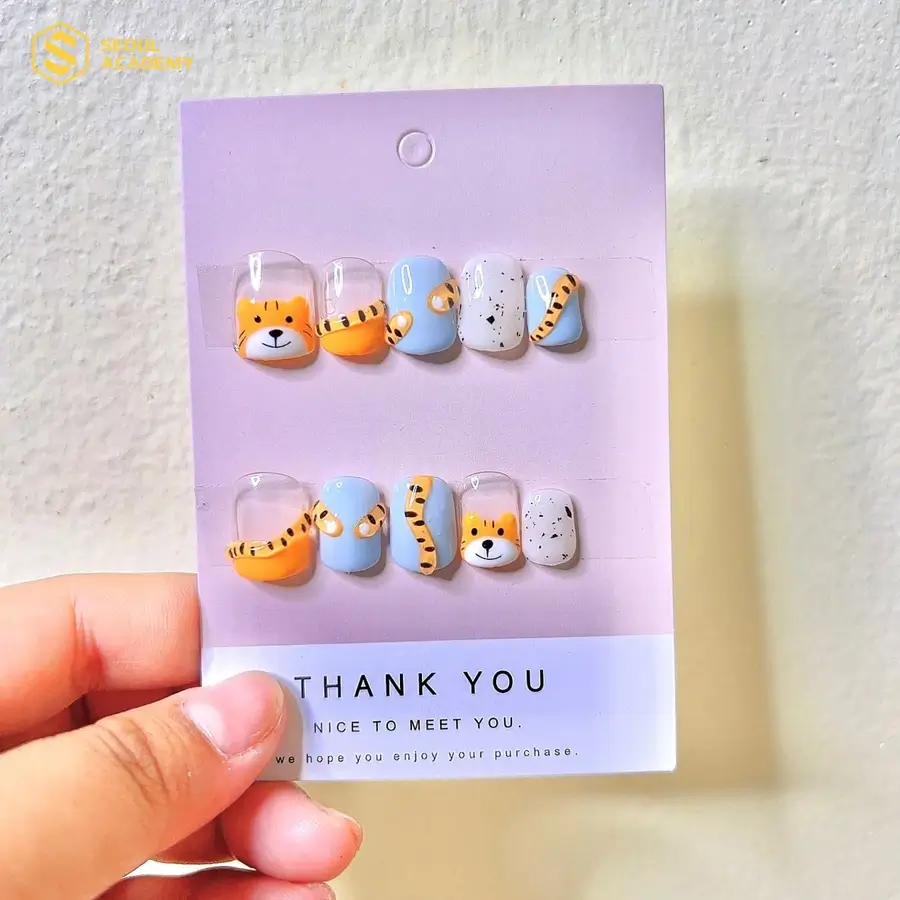 Mẫu nail đơn giản với hình hổ đáng yêu
