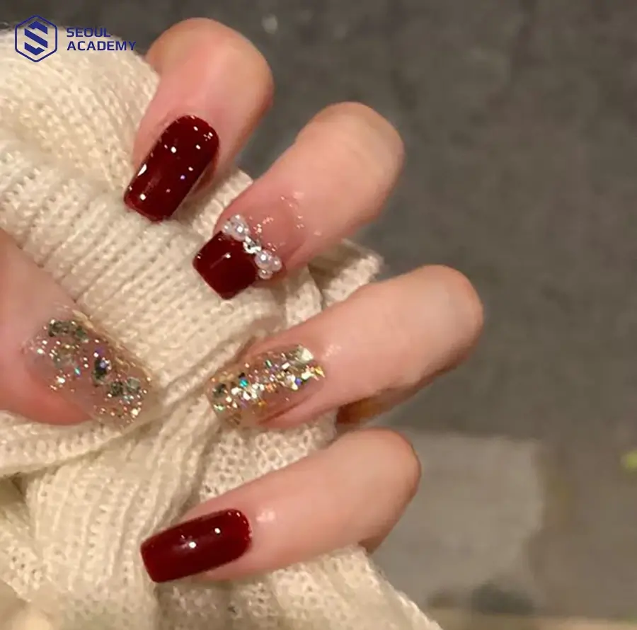 Gợi ý kiểu nail đỏ mận mix nhũ cực kỳ hợp với các buổi tiệc