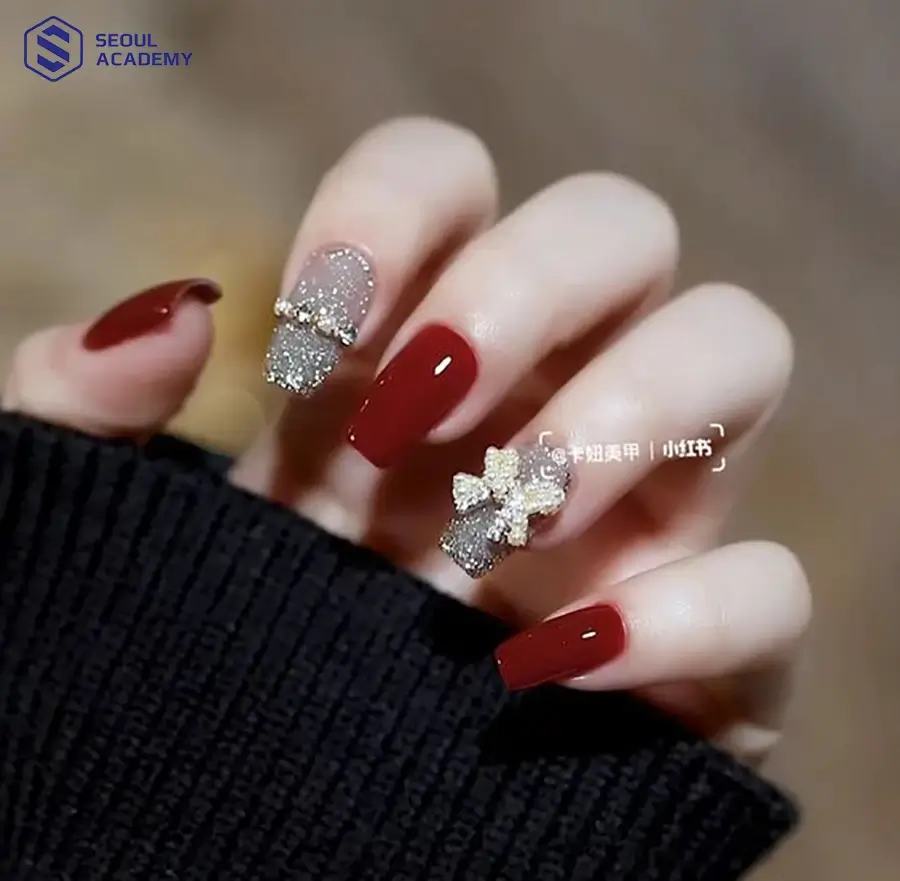 Nail đính đá với tone màu đỏ mận chủ đạo