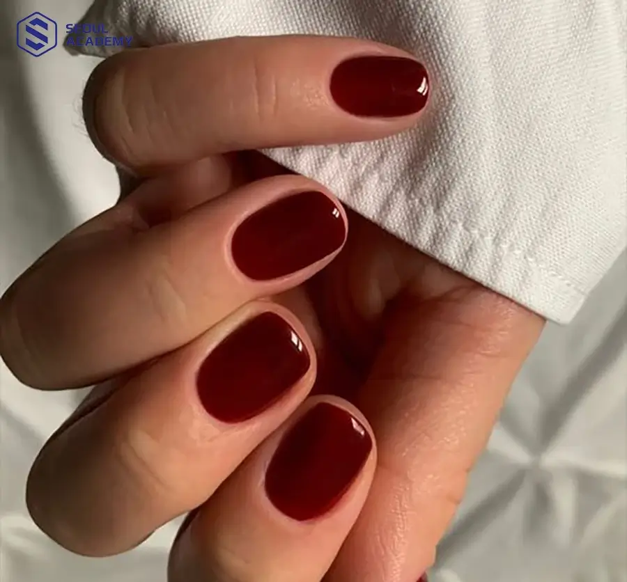 Mẫu nail đỏ mận sơn trơn bóng thu hút tất cả phái nữ
