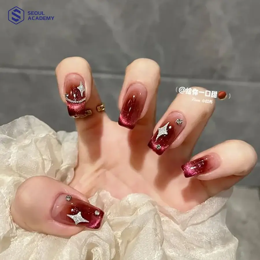 Kiểu móng tay sơn màu đỏ mận hiệu ứng ombre cực kỳ hút mắt