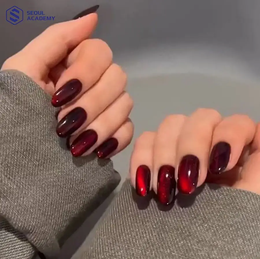 Gợi ý kiểu nail mắt mèo màu đỏ mận kết hợp hoạ tiết đơn giản