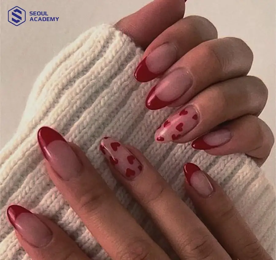 Nail màu đỏ mận kết hợp màu sơn trắng với hoạ tiết trái tim