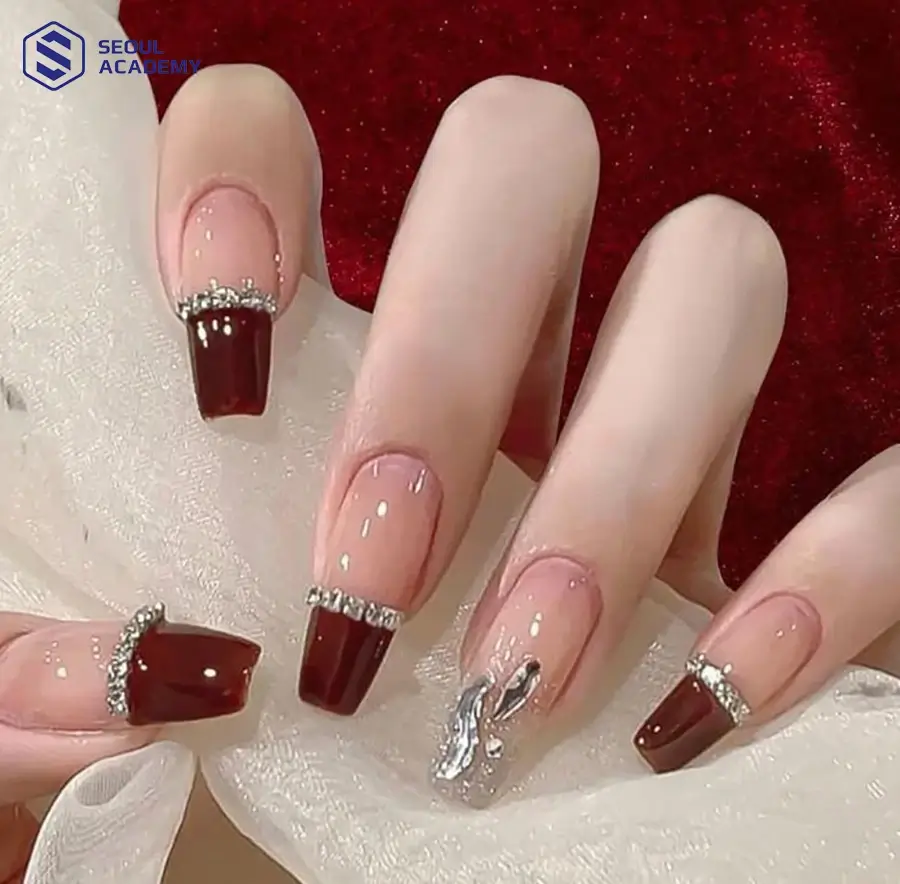 Nail sơn viền móng đỏ mận kết hợp đính đá cực kỳ sang chảnh và tinh tế