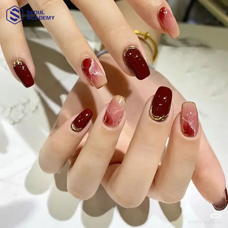 Mẫu nail vân đá màu đỏ mận dành cho phái nữ