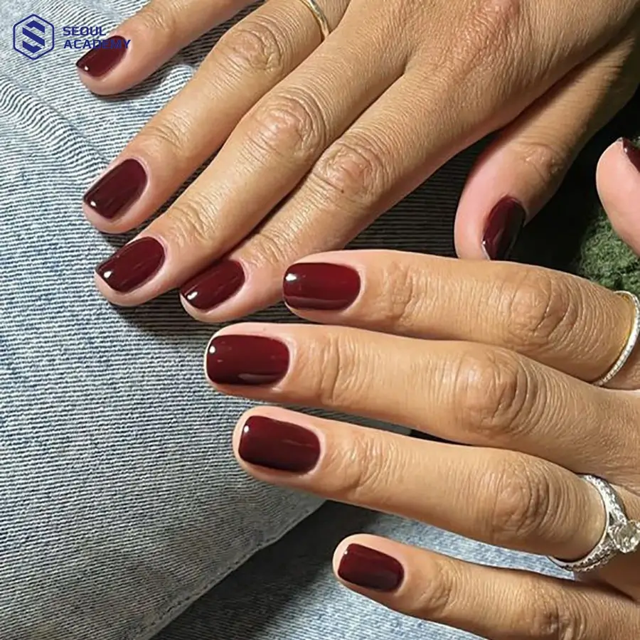 Móng tay ngắn hợp sơn màu nail đỏ mận sơn trơn bóng