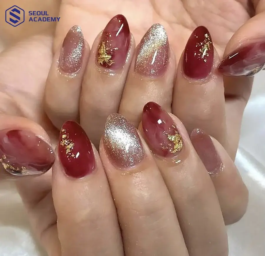 Gợi ý mẫu nail đỏ mận vẽ hoạ tiết vân đá kết hợp ẩn xà cừ