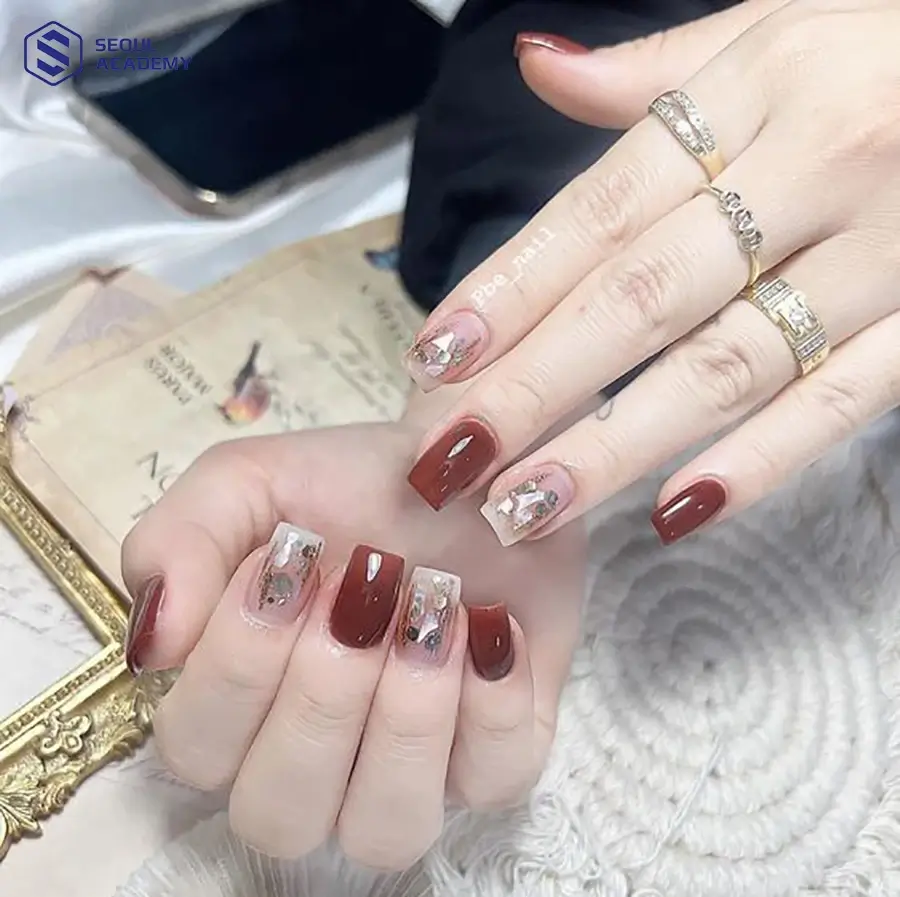 Gợi ý mẫu nail đỏ mận kết hợp ẩn xà cừ cực kỳ đẹp