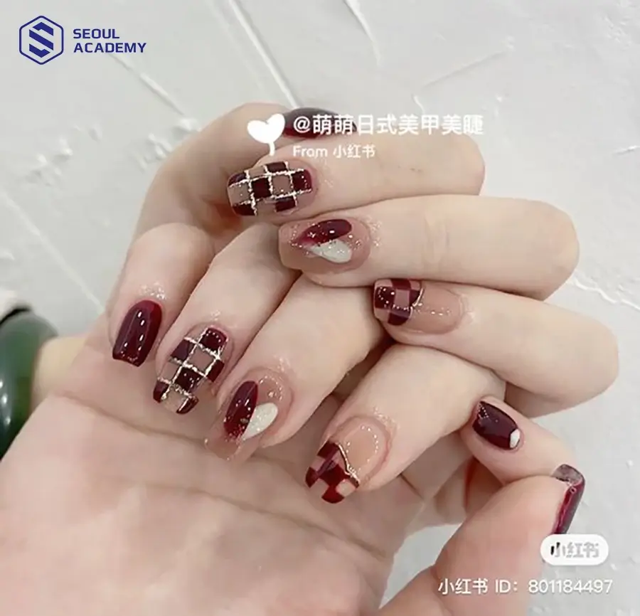 Kiểu nail màu đỏ mận kết hợp hoạ tiết caro