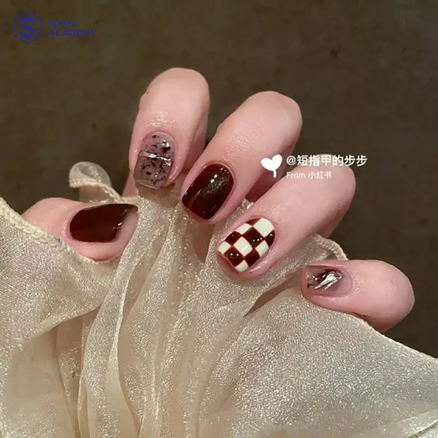 Mẫu móng tay sơn màu đỏ mận với hoạ tiết caro trẻ trung