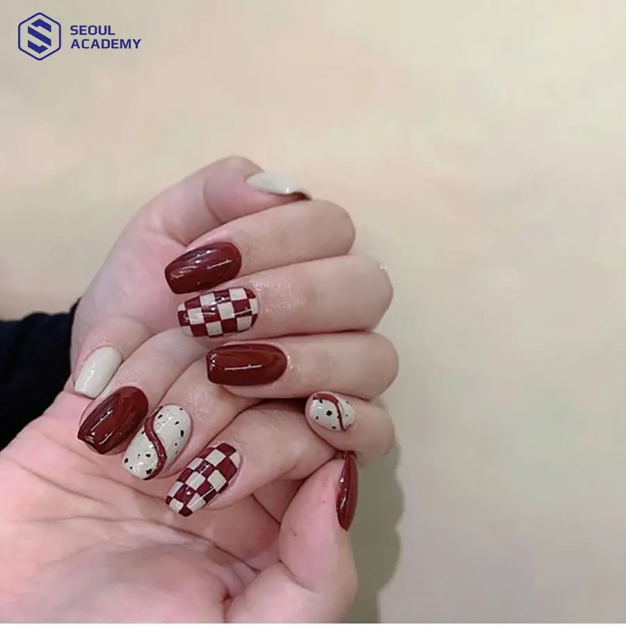 Mẫu nail đỏ mận với hoạ tiết caro phong cách Hàn Quốc