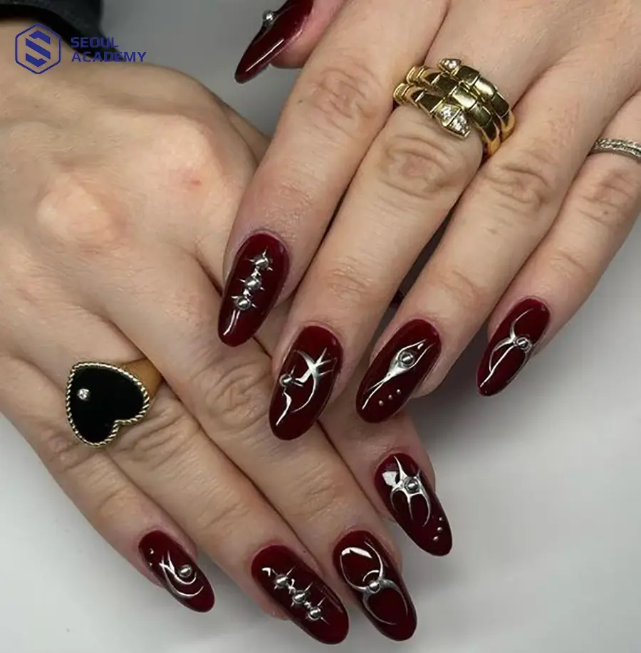 Nail màu đỏ mận phong cách y2k cực kỳ cá tính và trẻ trung