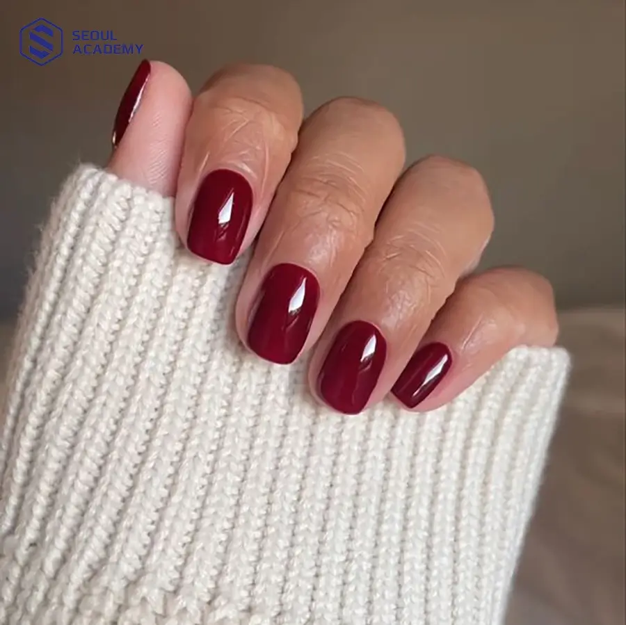 Nail đỏ mận sơn trơn bóng là sự lựa chọn hoàn hảo cho các nàng công sở