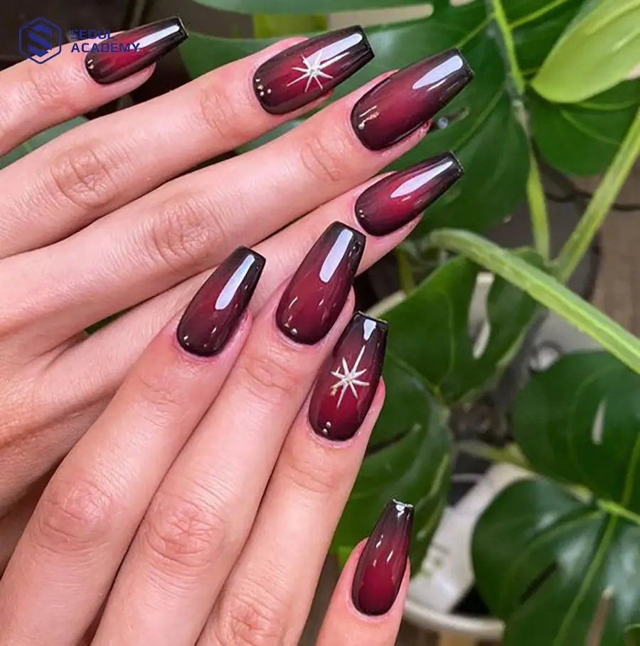 Nail màu đỏ mận đậm với thiết kế phong cách y2k