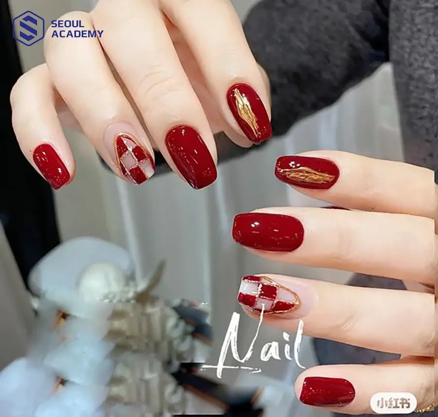Mẫu móng tay sơn màu đỏ mận ngày Tết