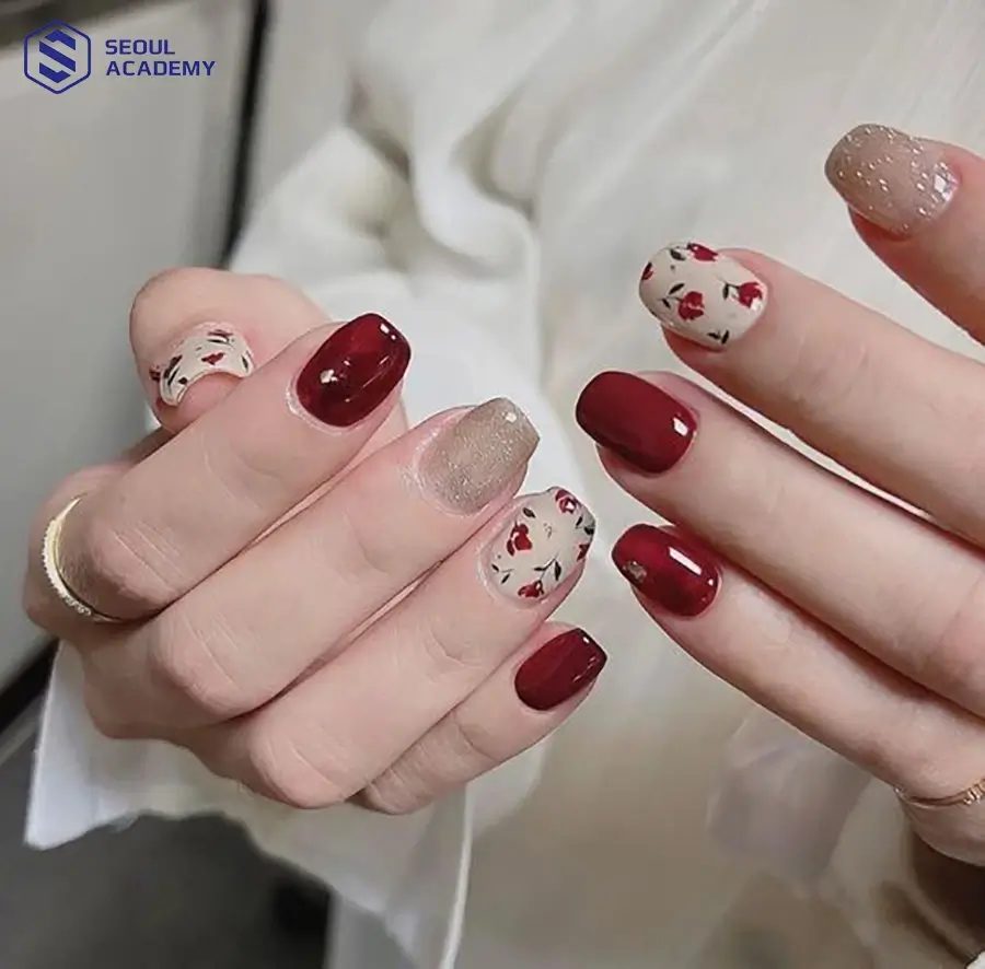 Bộ nail màu đỏ mận kết hợp vẽ hoa cực kỳ trẻ trung và nữ tính