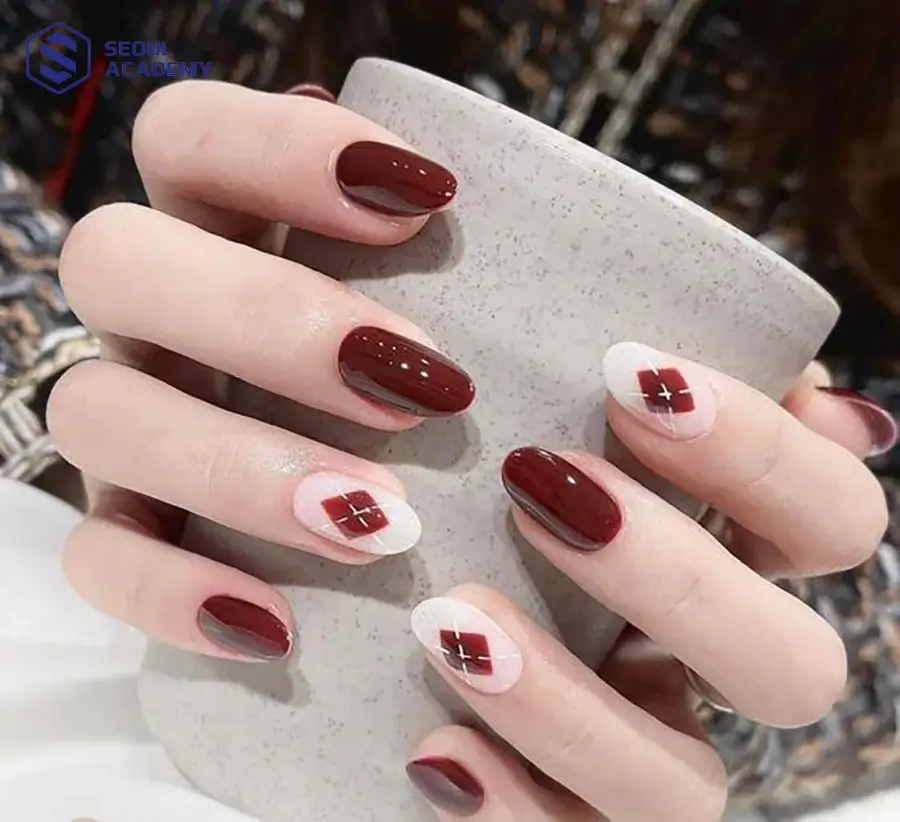 Gợi ý bộ móng đỏ mận cho dịp Tết trong năm nay