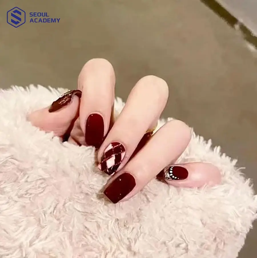 Mẫu móng tay màu đỏ mận sang chảnh cho mùa Noel
