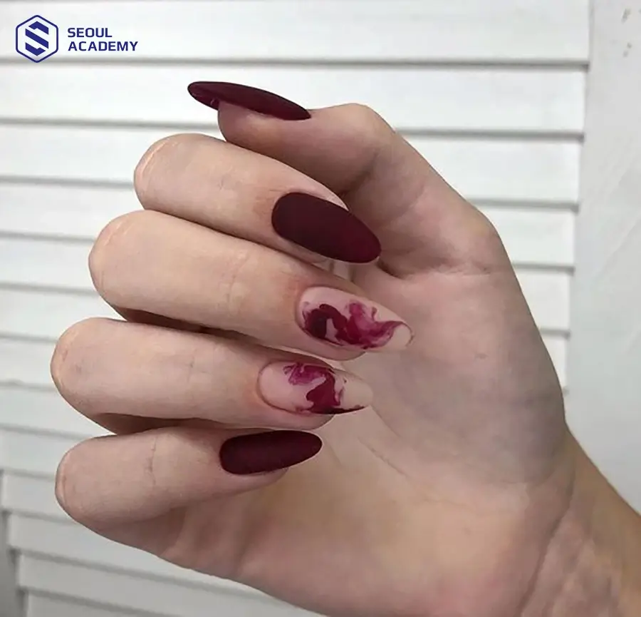 Kiểu nail đỏ mận sơn nhám kết hợp vẽ hoạ tiết lạ mắt