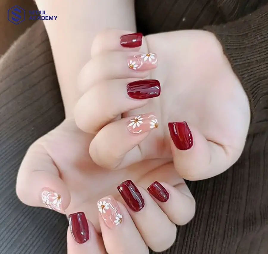 Mẫu nail tay màu đỏ mận vẽ hoa nhẹ nhàng cho team “bánh bèo”