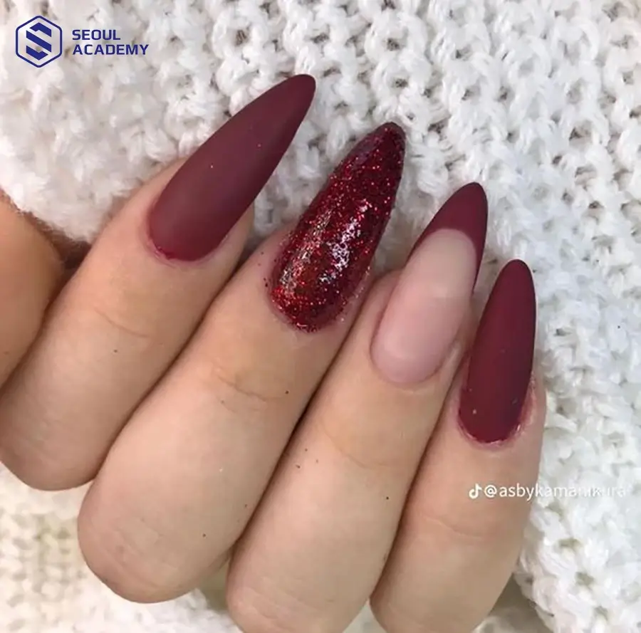 Mẫu nail đỏ mận sơn nhám kết hợp sơn nhũ và sơn viền móng