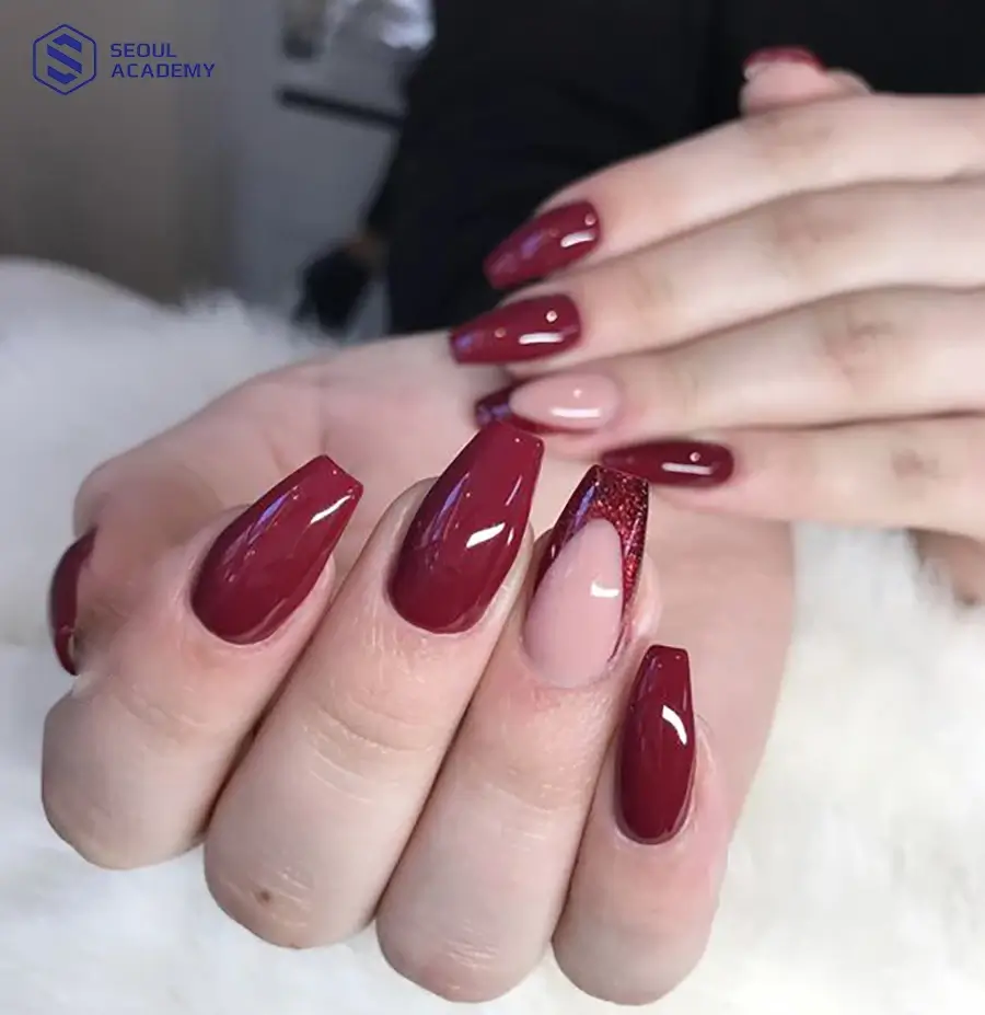 Mẫu nail đỏ mận sơn bóng kết hợp vẽ viền móng cực kỳ tinh tế