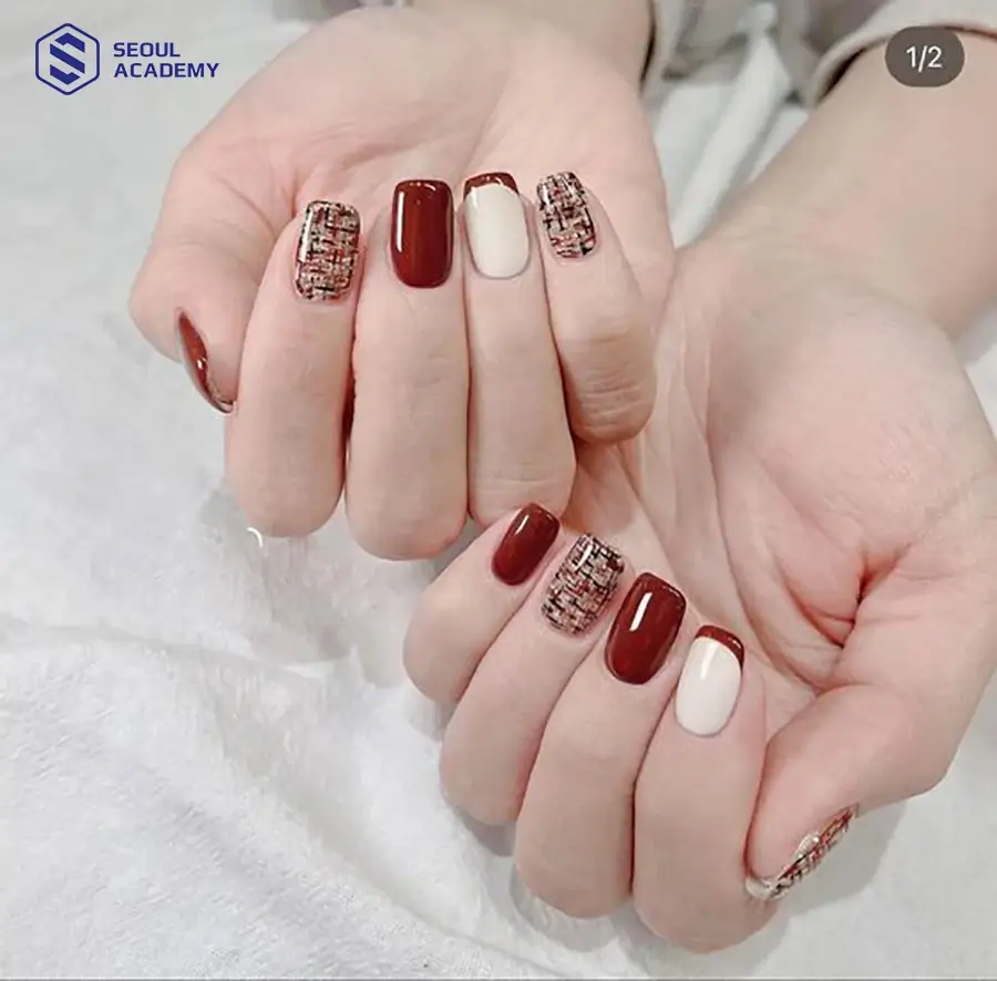 Nail vẽ hoạ tiết sọc caro với gam màu đỏ mận