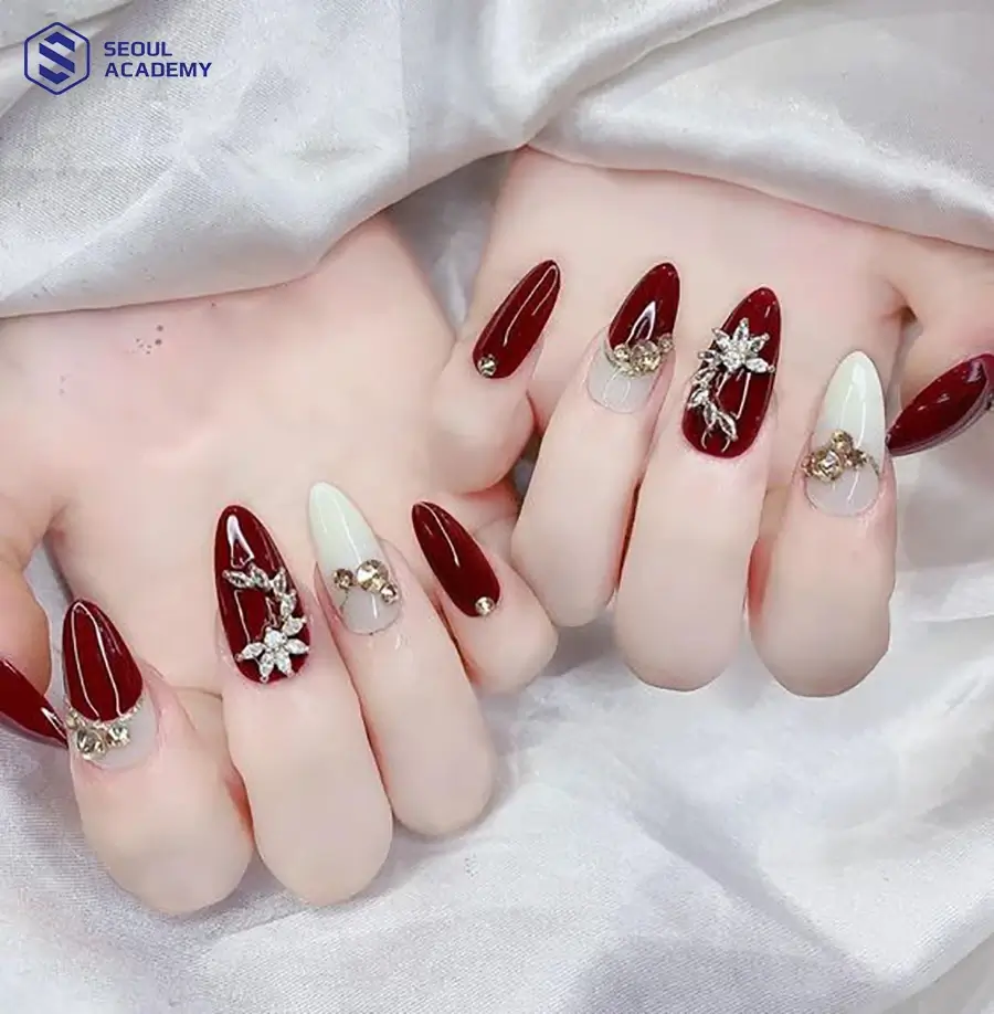 Gợi ý mẫu nail sơn màu đỏ mận đính đá sang chảnh