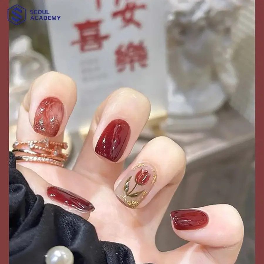 Gợi ý mẫu nail sơn thạch màu đỏ mận kết hợp họa tiết hoa cực sang chảnh