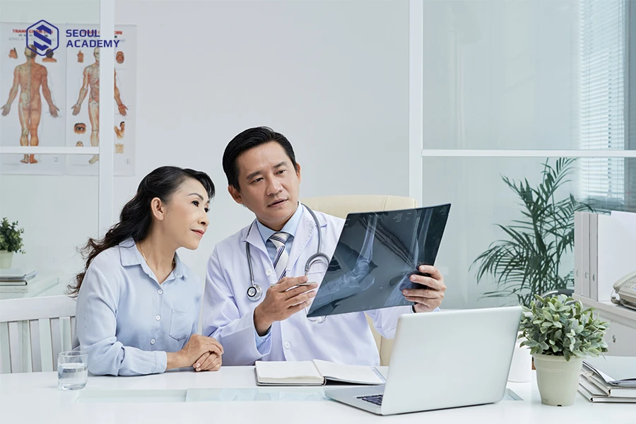 Tốt là bạn nên gặp bác sĩ để được thăm khám khi có dấu hiệu móng chân bị sọc đen