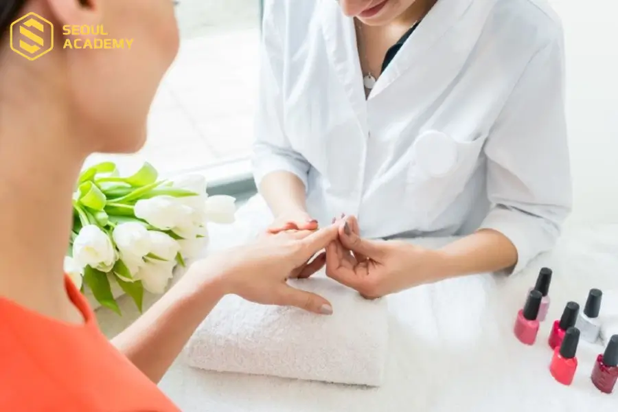 Kiểm tra tình trạng móng là bước đầu vô cùng quan trọng