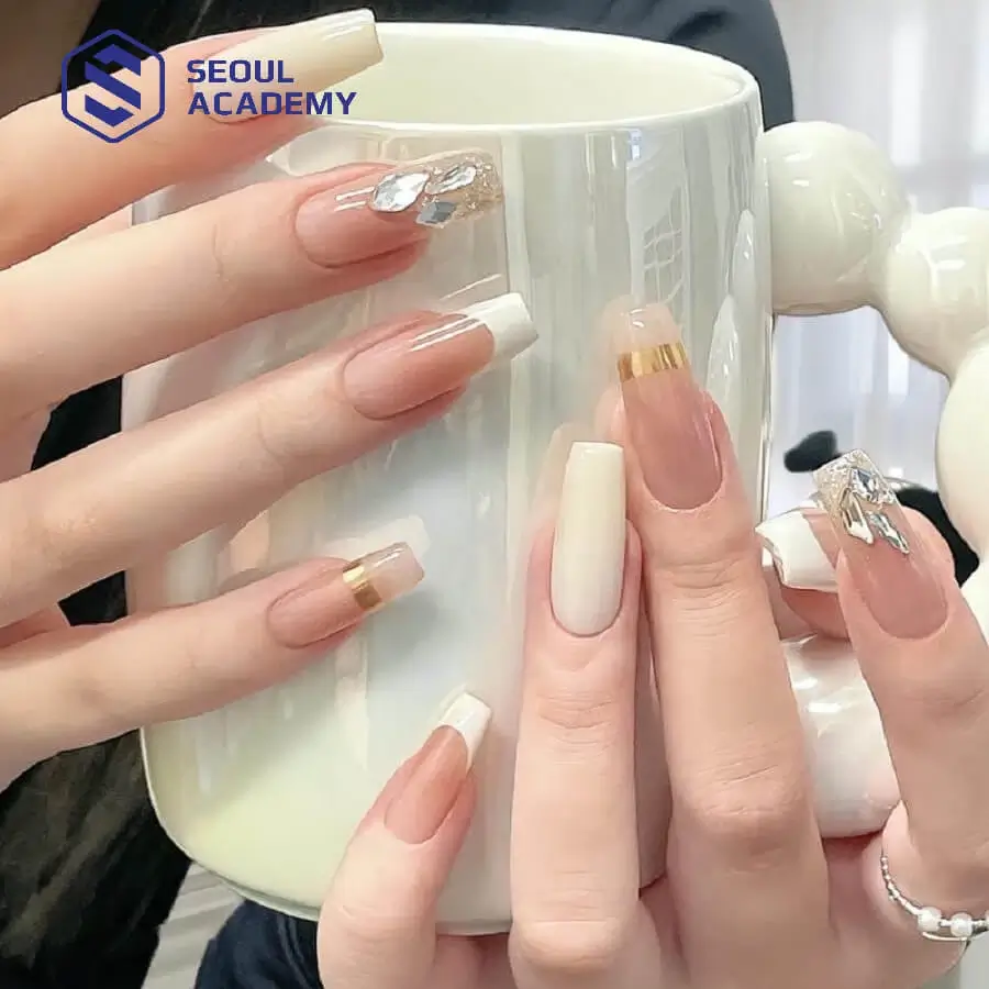 Mê mẩn với vẻ đẹp kiêu sa, lộng lẫy của mẫu nail trắng gạo đính đá