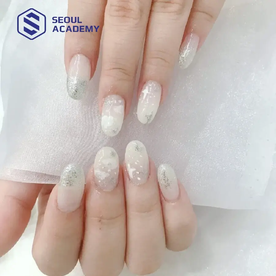 Mẫu móng trắng gạo kim tuyến tạo hiệu ứng lấp lánh toàn diện, thu hút mọi ánh nhìn