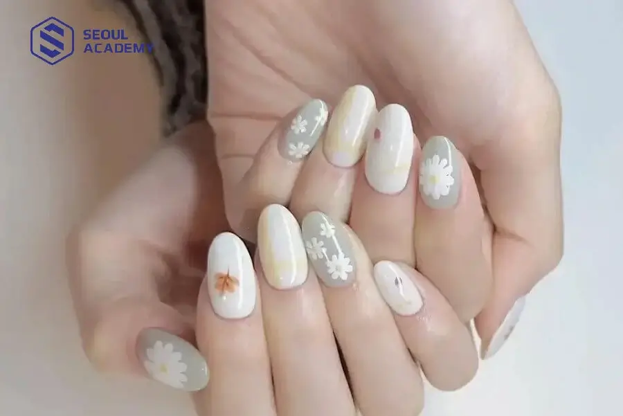 Đóa hoa nhỏ xinh trên nền trắng gạo tinh khôi, điểm tô cho đôi bàn tay thêm phần duyên dáng