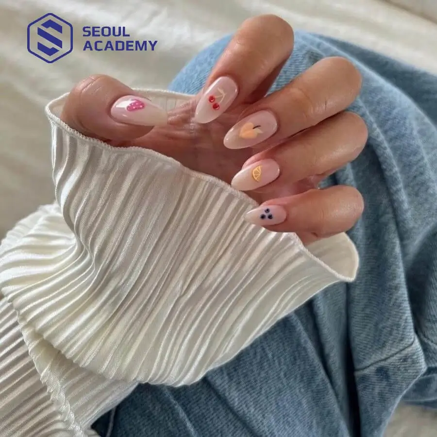 Thêm chút xanh mát cho ngày hè oi bức với nail trắng gạo họa tiết lá