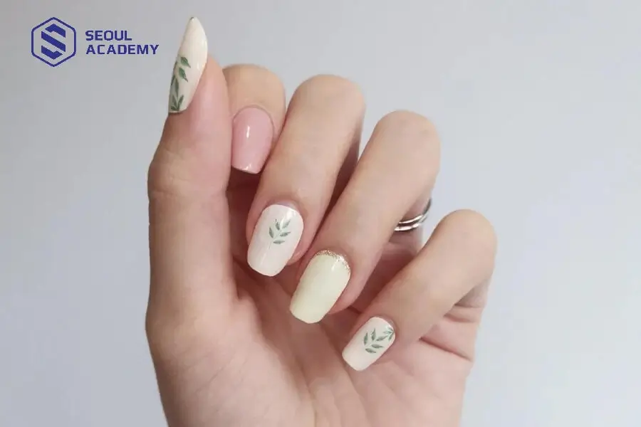 Tươi mát và tràn đầy sức sống với nail trắng gạo họa tiết lá