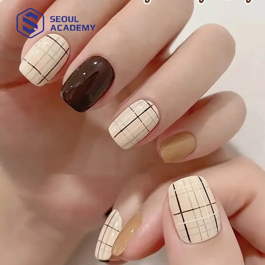Nâng tầm cá tính với nail trắng gạo kẻ sọc, thể hiện gu thẩm mỹ thời thượng