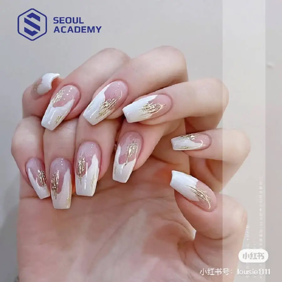 Trendy và thời thượng với mẫu sơn móng tay trắng gạo vân đá